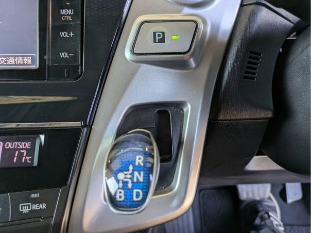 TOYOTA PRIUS Alpha 2015