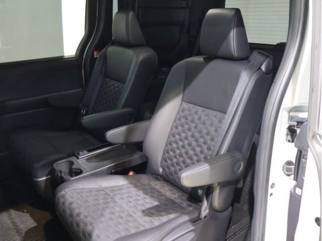 TOYOTA VOXY HYBRID 4WD 2024