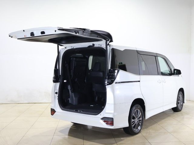 TOYOTA VOXY HYBRID 4WD 2024