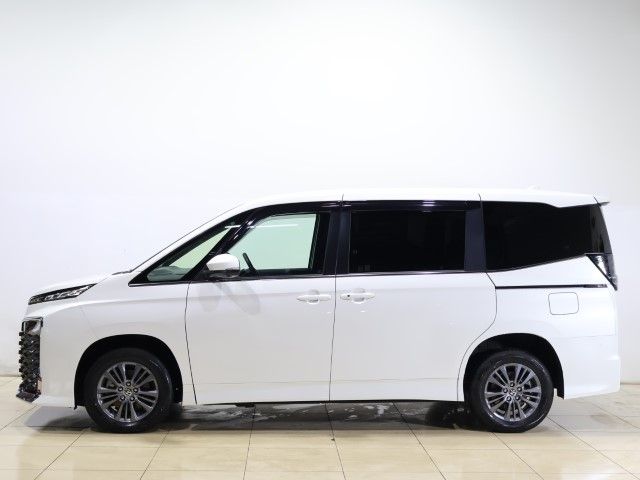 TOYOTA VOXY HYBRID 4WD 2024