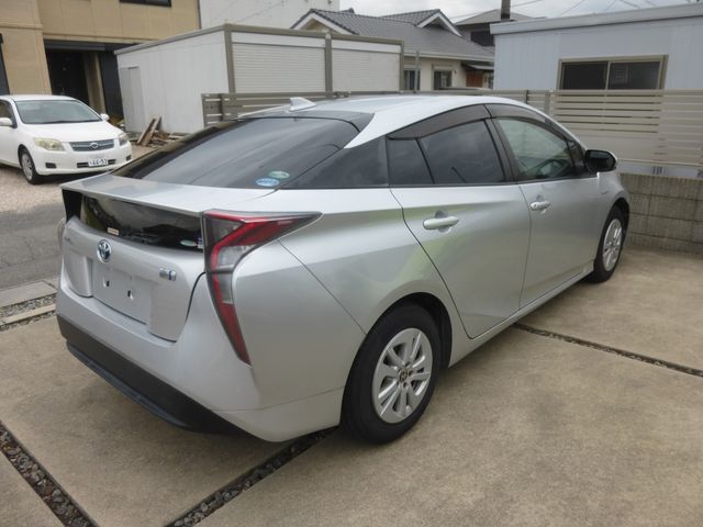 TOYOTA PRIUS 2017