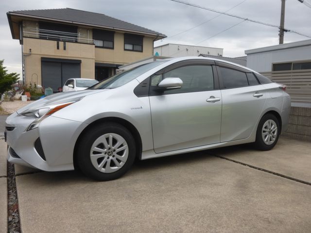 TOYOTA PRIUS 2017