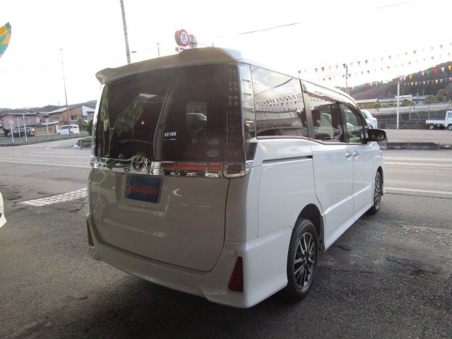 TOYOTA VOXY 4WD 2015