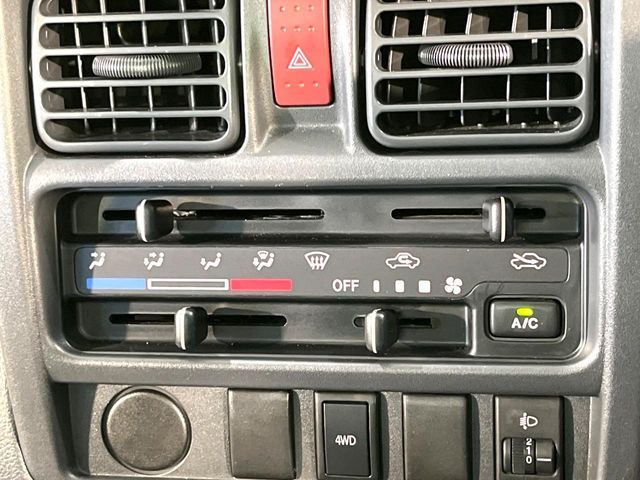 NISSAN NT100 CLIPPER 4WD 2013