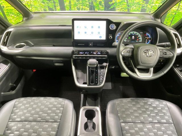 TOYOTA VOXY HYBRID 2023