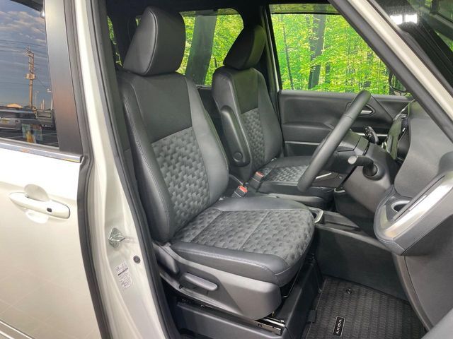 TOYOTA VOXY HYBRID 2023