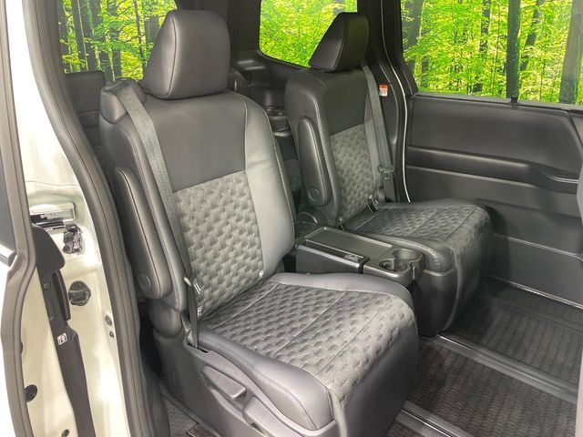 TOYOTA VOXY HYBRID 2023