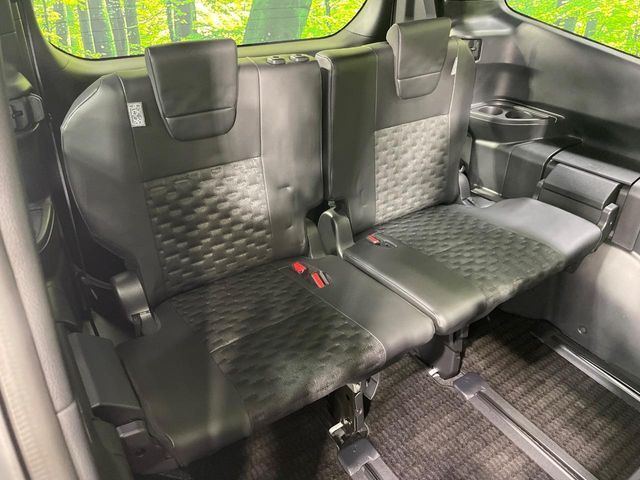 TOYOTA VOXY HYBRID 2023