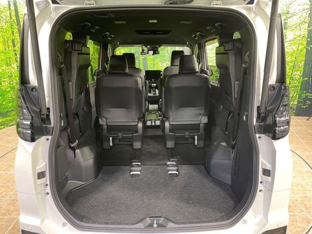 TOYOTA VOXY HYBRID 2023