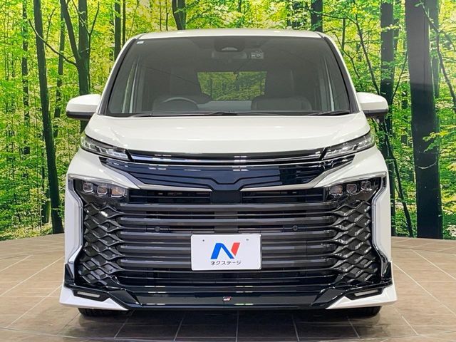 TOYOTA VOXY HYBRID 2023