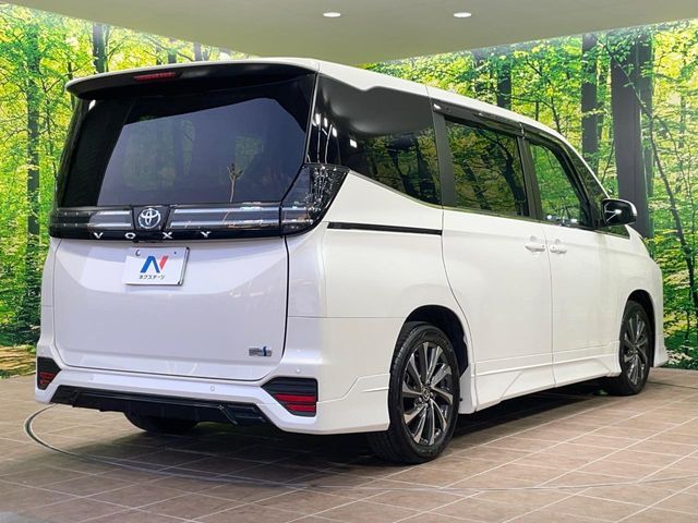 TOYOTA VOXY HYBRID 2023