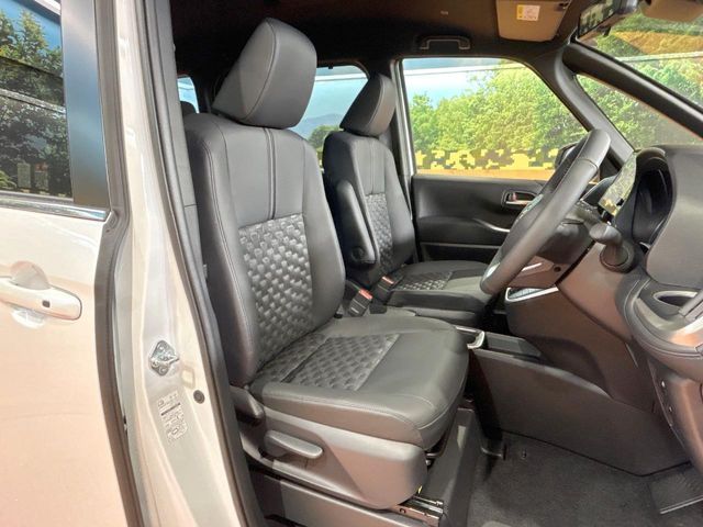 TOYOTA VOXY HYBRID 2025