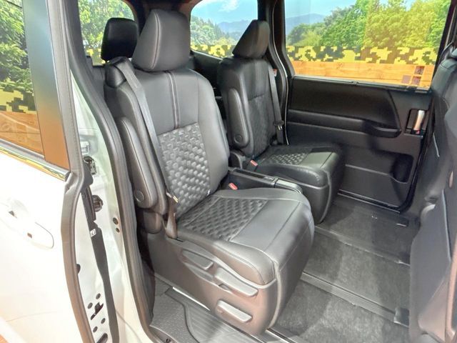 TOYOTA VOXY HYBRID 2025