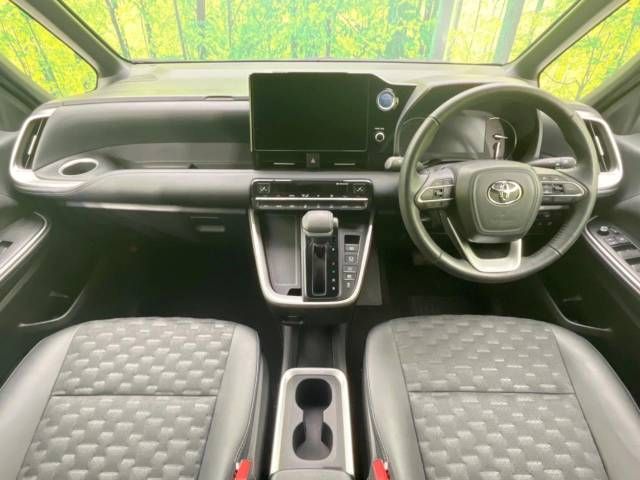 TOYOTA VOXY HYBRID 2022