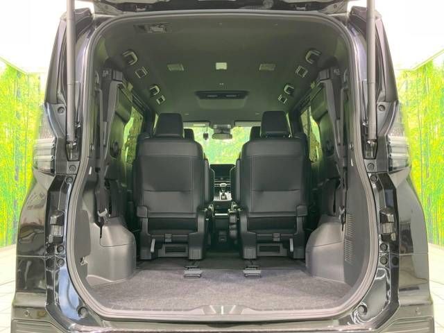 TOYOTA VOXY HYBRID 2022