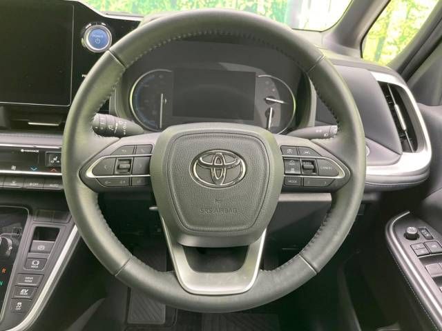 TOYOTA VOXY HYBRID 2022