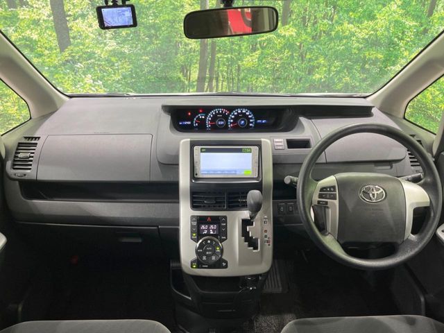 TOYOTA NOAH 2013
