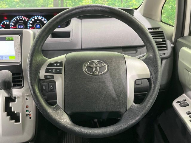 TOYOTA NOAH 2013