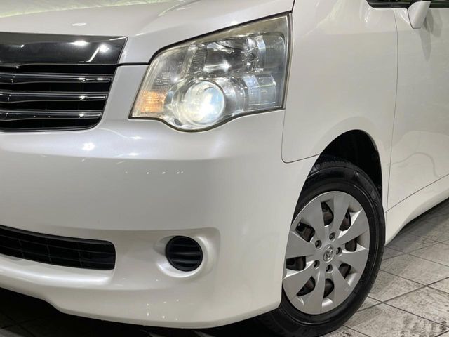 TOYOTA NOAH 2013