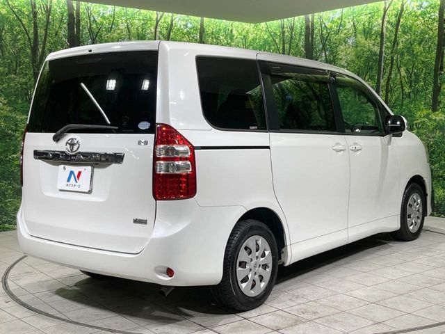 TOYOTA NOAH 2013