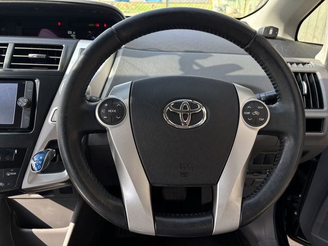 TOYOTA PRIUS Alpha 2013