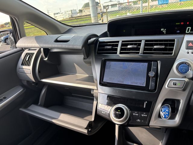 TOYOTA PRIUS Alpha 2013