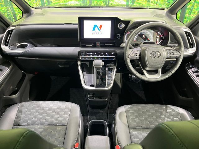 TOYOTA VOXY 4WD 2022