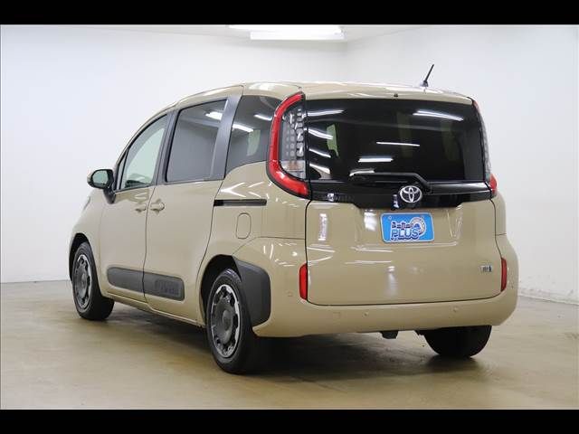 TOYOTA SIENTA HYBRID 2022