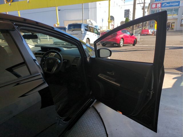 TOYOTA PRIUS Alpha 2016