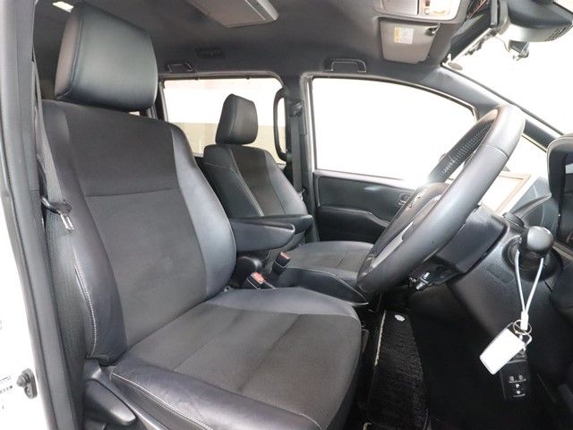 TOYOTA NOAH HYBRID 2017