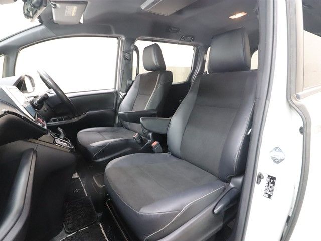 TOYOTA NOAH HYBRID 2017