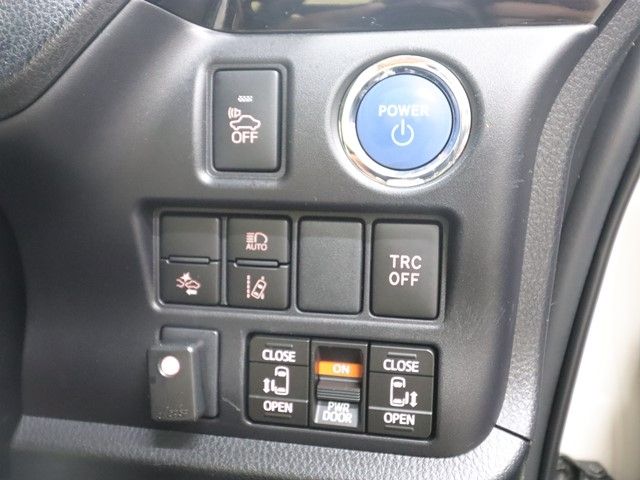 TOYOTA NOAH HYBRID 2017