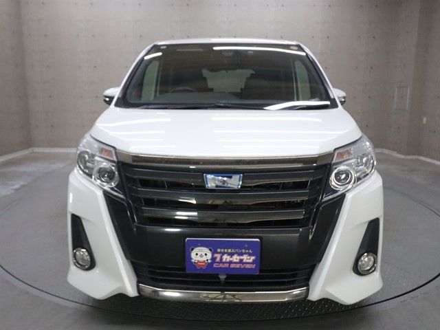 TOYOTA NOAH HYBRID 2017