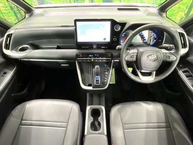 TOYOTA NOAH HYBRID 2023