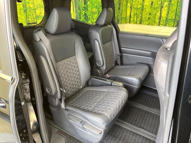 TOYOTA VOXY HYBRID 2024