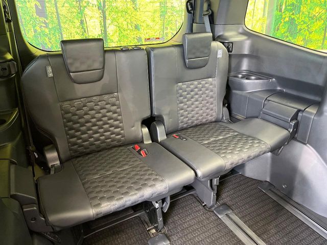 TOYOTA VOXY HYBRID 2024