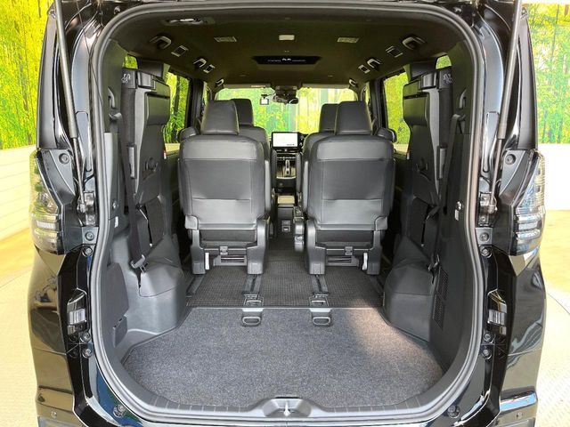 TOYOTA VOXY HYBRID 2024