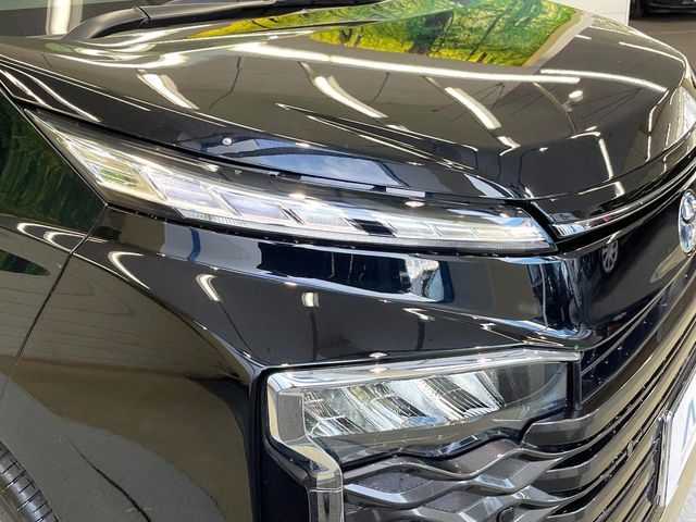 TOYOTA VOXY HYBRID 2024