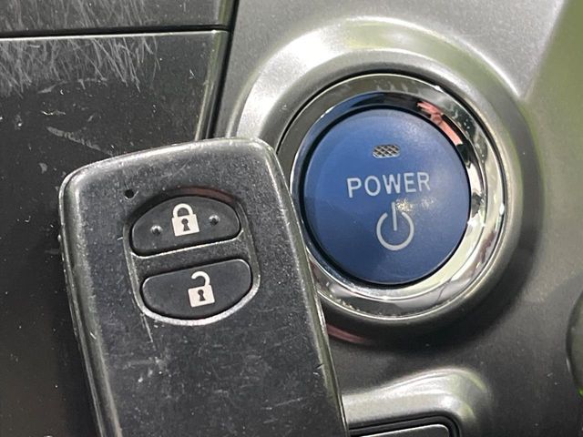 TOYOTA PRIUS Alpha 2014