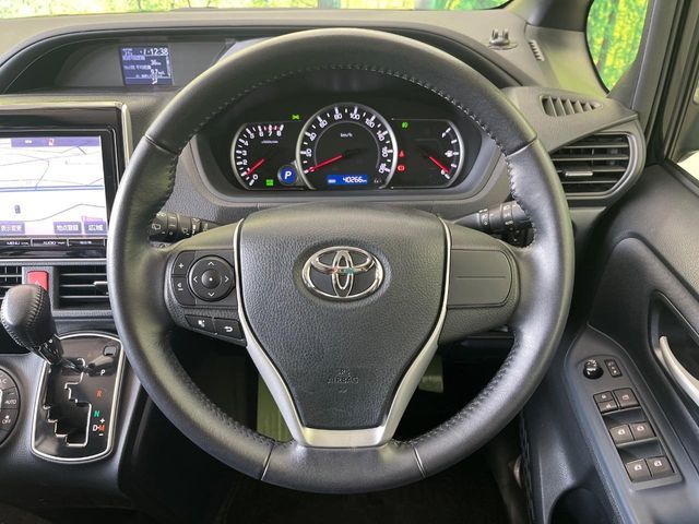TOYOTA VOXY 2014