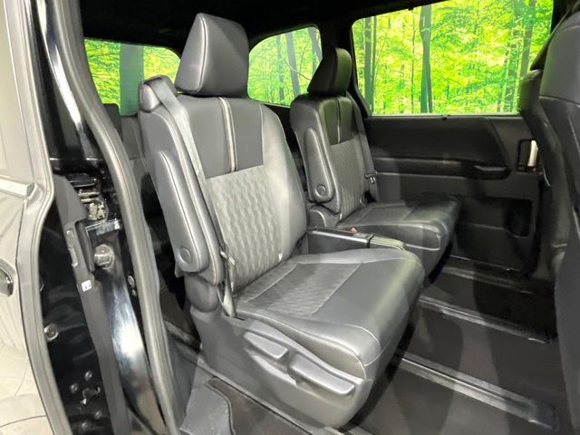 TOYOTA NOAH 4WD 2024