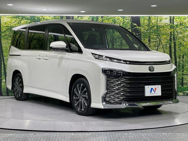 TOYOTA VOXY 2023