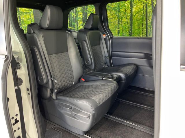 TOYOTA VOXY 4WD 2024