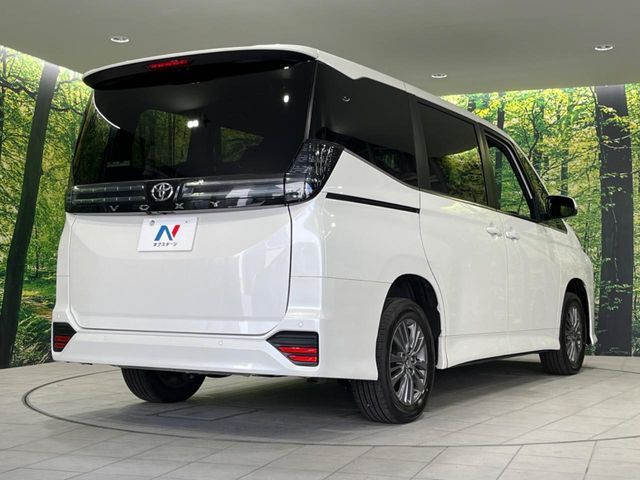 TOYOTA VOXY 4WD 2024