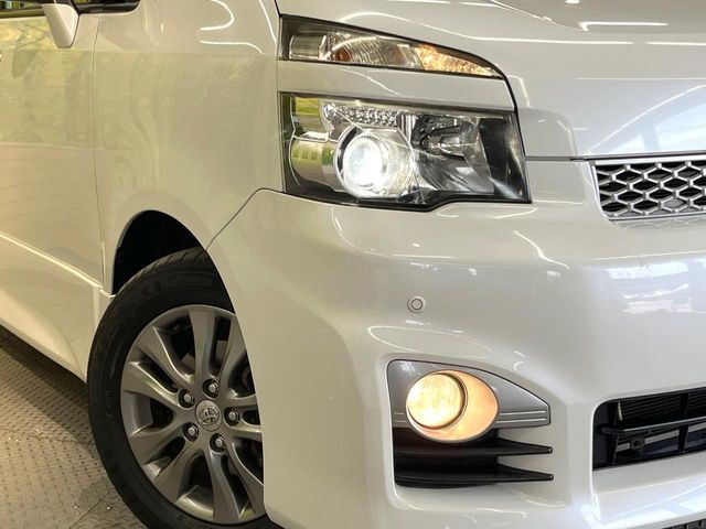 TOYOTA VOXY 2011