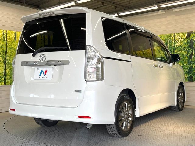 TOYOTA VOXY 2011