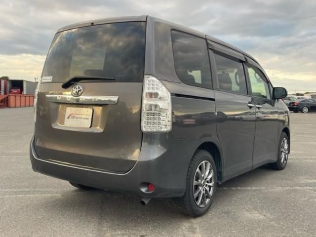 TOYOTA NOAH 2012