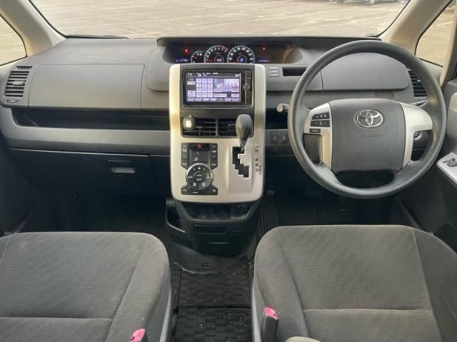 TOYOTA NOAH 2012