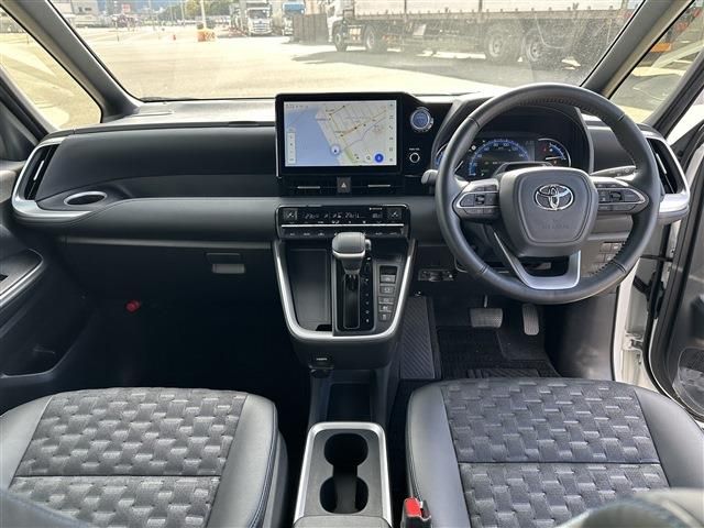 TOYOTA VOXY HYBRID 2023