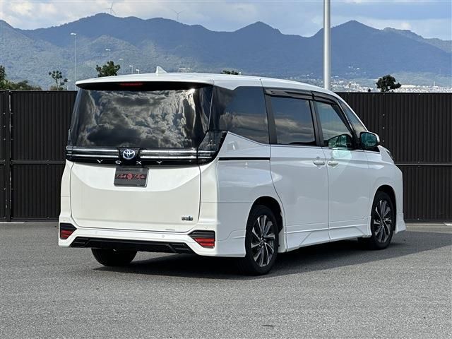TOYOTA VOXY HYBRID 2023